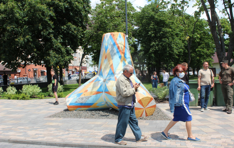 Город со шрамами. Как Мариуполь провел седьмую годовщину освобождения от боевиков