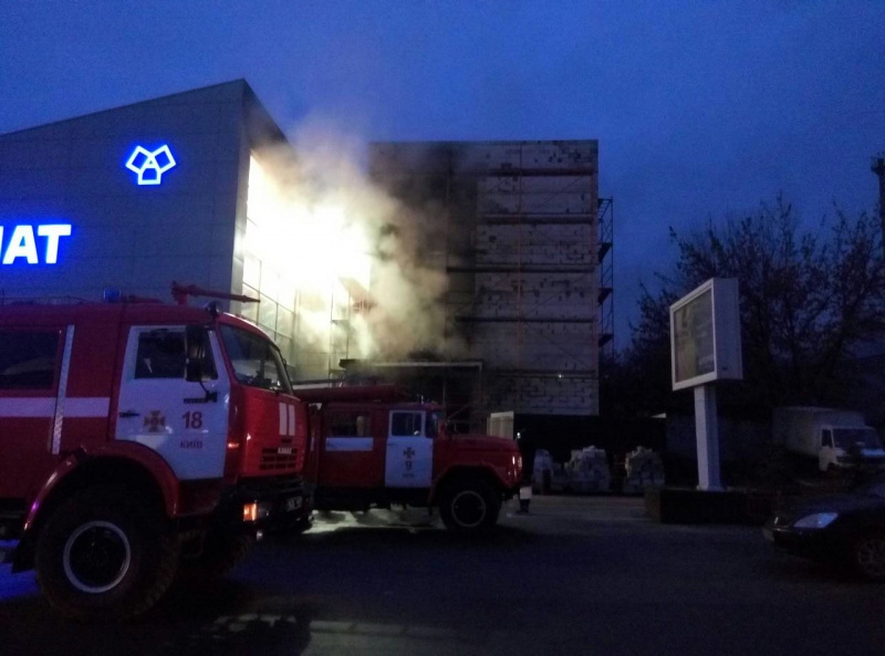 У Києві сталася пожежа в триповерховому будинку