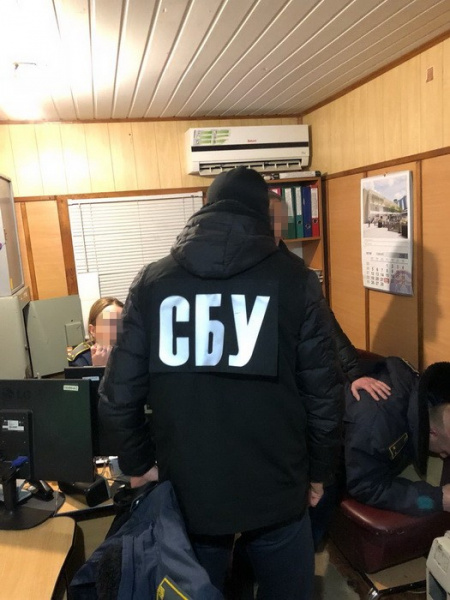 На админгранице с Крымом на взятке попался инспектор таможенной службы