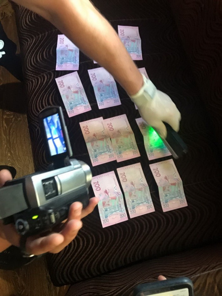 Посадовця Одеської митниці викрито на систематичному хабарництві