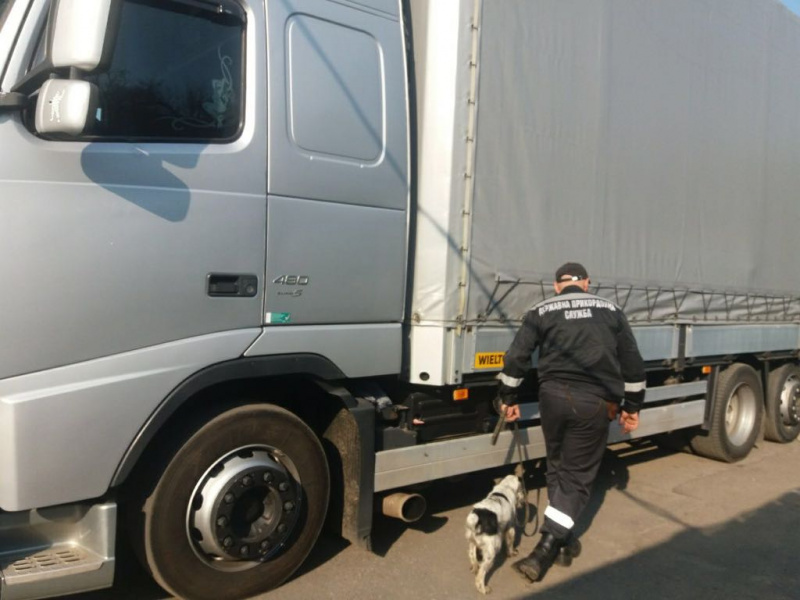 Прикордонники затримали двох іноземців і вантажівку, розшукуваних Інтерполом