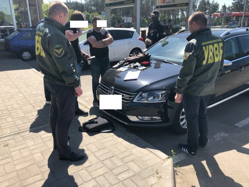 В Харькове на взятке в 17 тыс. долларов задержали двух пограничников