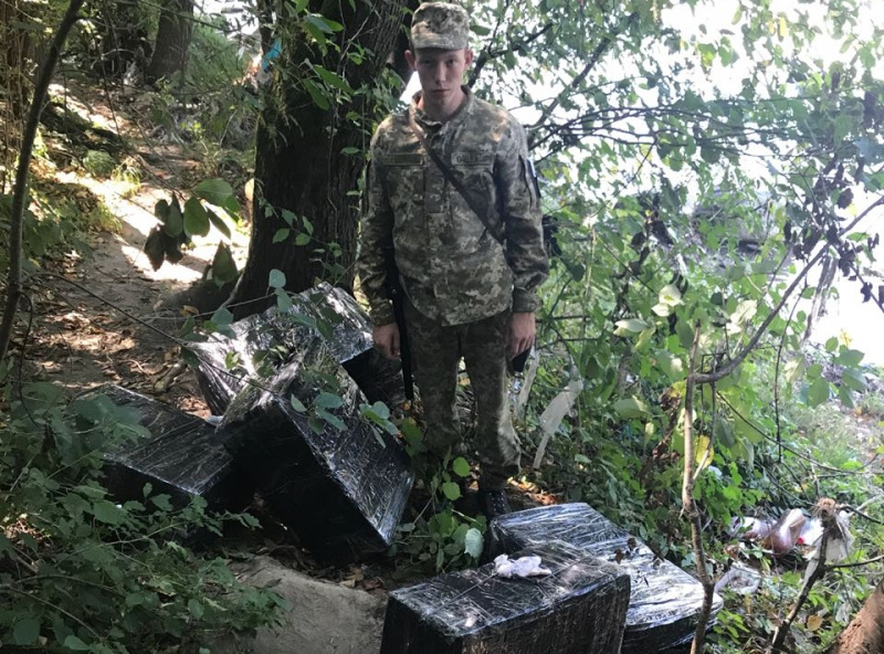 На Закарпатье пограничники помешали перемещению более 2 тыс. пачек сигарет