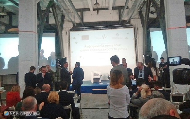 Гройсман рассчитывает "построить" новое образование в Украине за 12 лет