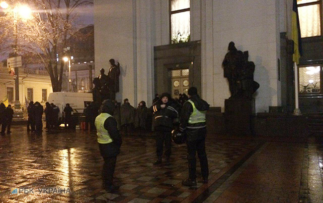 "Віче" під Радою зібрало не більше 150 активістів