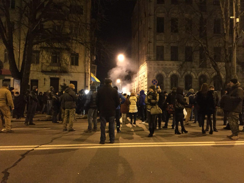 Прихильники Саакашвілі принесли бочки і шини під будівлю СБУ