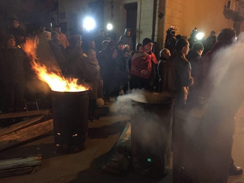 Прихильники Саакашвілі принесли бочки і шини під будівлю СБУ