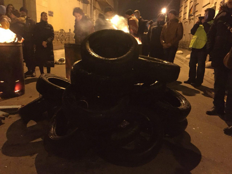 Прихильники Саакашвілі принесли бочки і шини під будівлю СБУ