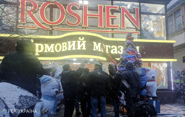 Сторонники Саакашвили разбили окно в магазине "Рошен" близ СИЗО СБУ