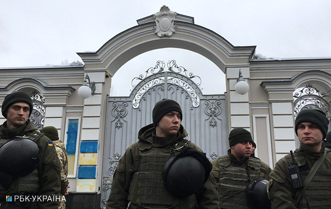 Активісти провели акцію за імпічмент біля будинку Порошенка