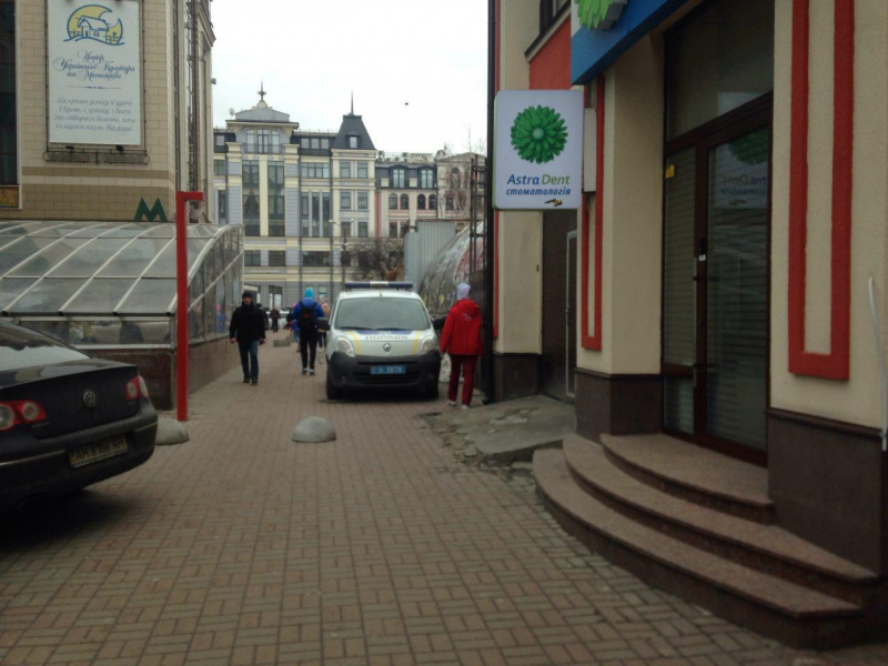 У київському кафе на Подолі виявили чоловіка з перерізаним горлом