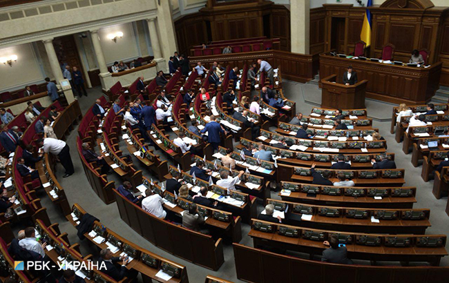 Нардепи розглядають законопроект про антикорупційний суд у напівпорожній залі