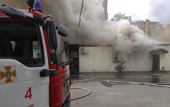 В Киеве возле метро Лукьяновская горит ресторан "Ланселот"