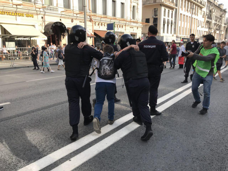 В России полиция задержала почти 300 участников акции против пенсионной реформы