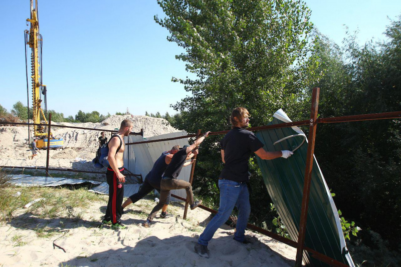 На місці скандальної забудови на Осокорках знову сталися сутички