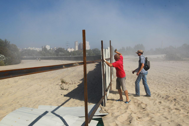 На місці скандальної забудови на Осокорках знову сталися сутички