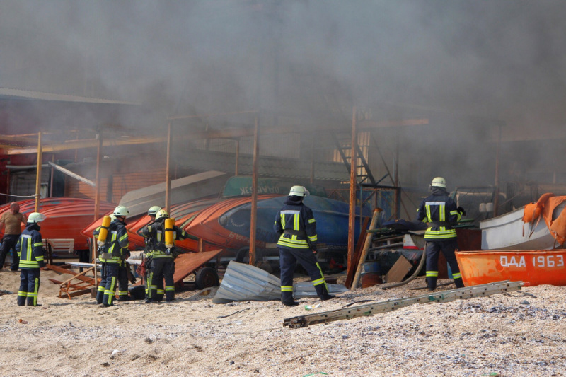 В Одессе на пляже горит ресторан