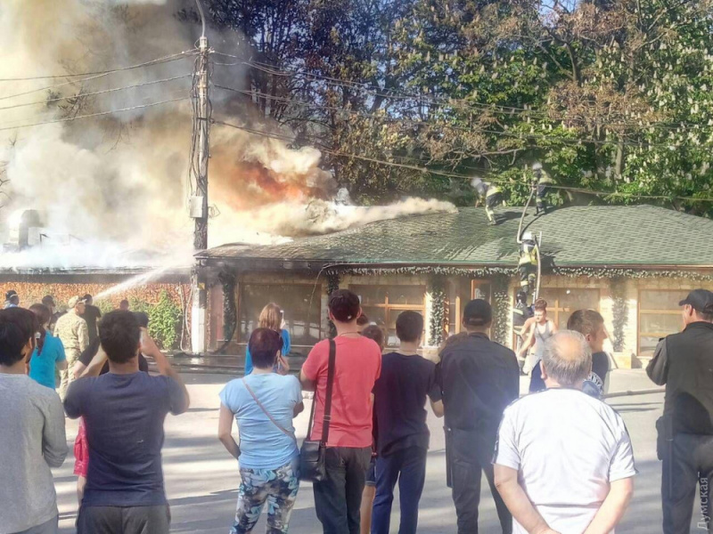 В Одессе в парке горит кафе