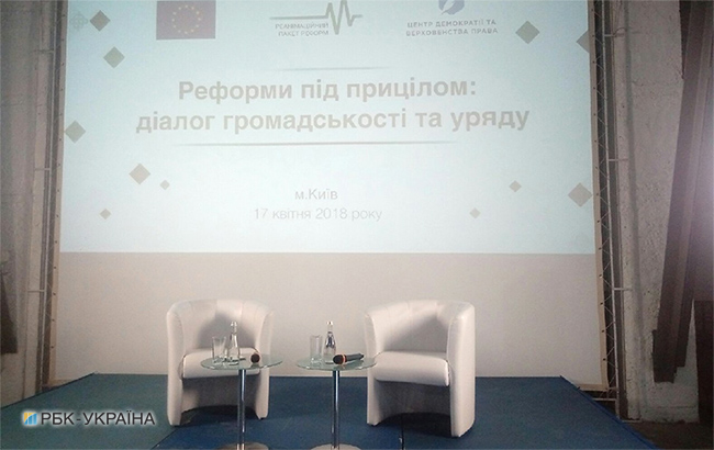 Гройсман рассчитывает "построить" новое образование в Украине за 12 лет