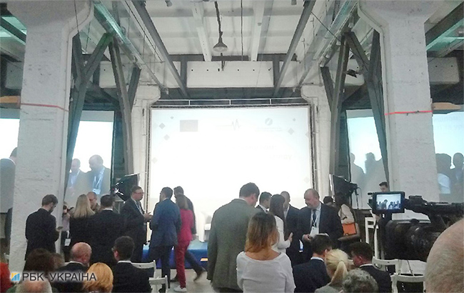 Гройсман рассчитывает "построить" новое образование в Украине за 12 лет