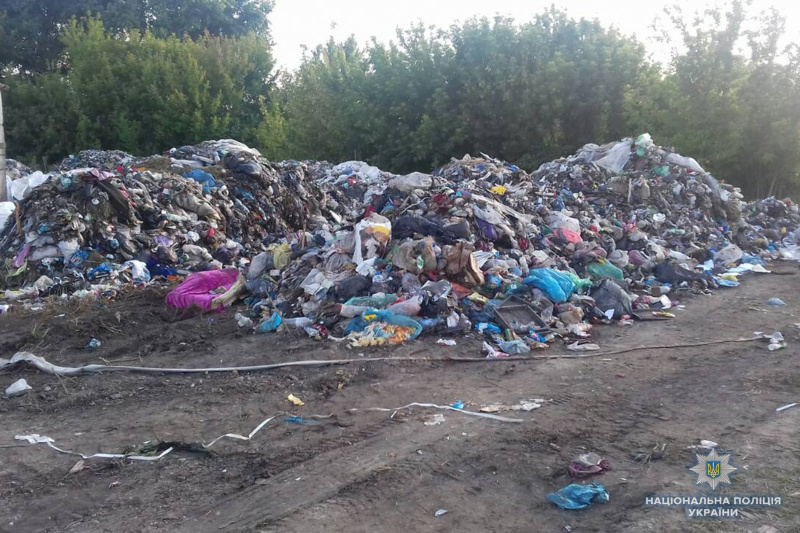 В Черкасской области задержали две фуры со львовским мусором