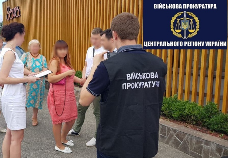 Военная прокуратура задержала на взятке старшего инспектора таможни