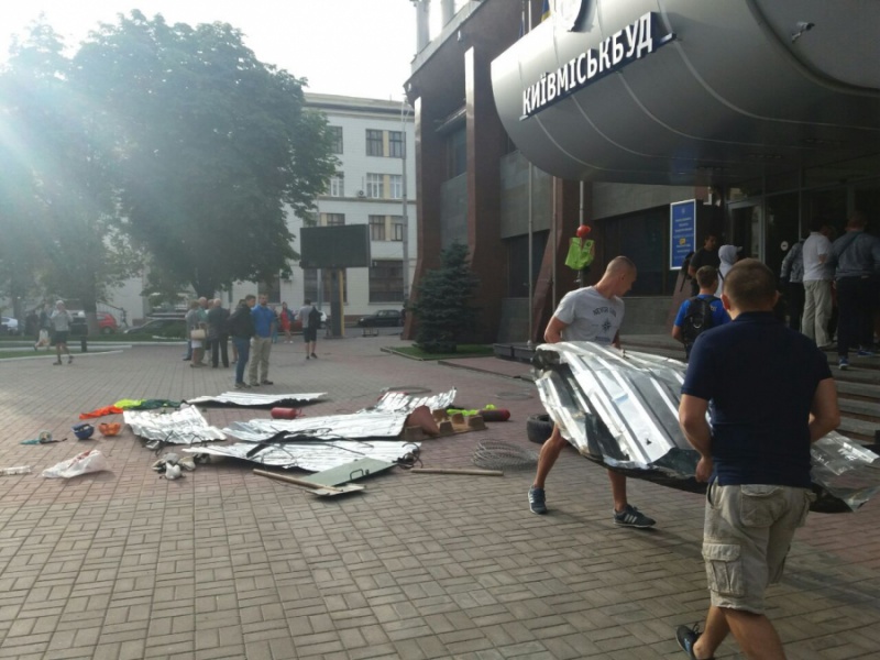 Активисты заблокировали офис "Киевгорстроя"