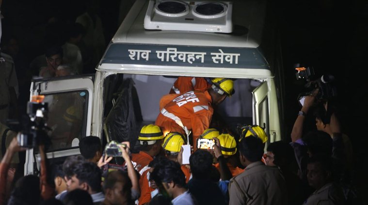 В Індії багатоповерховий будинок впав на будмайданчик, є загиблі