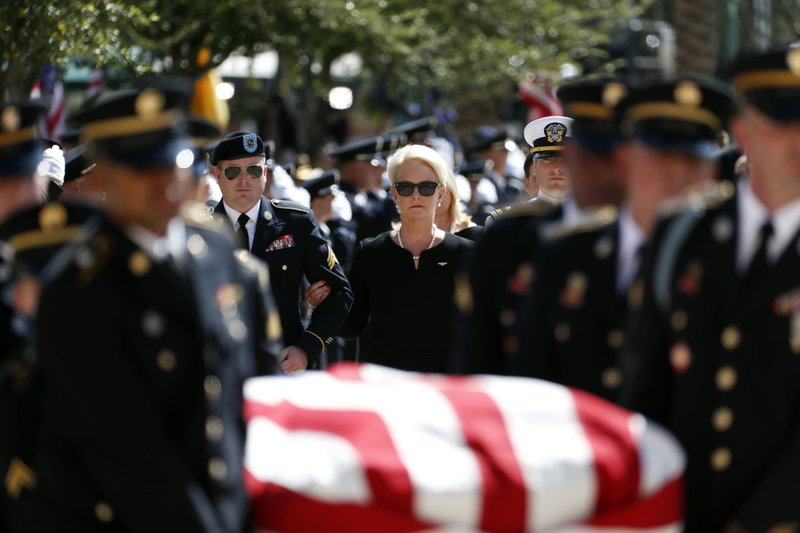 В Аризоне началась первая церемония памяти Маккейна