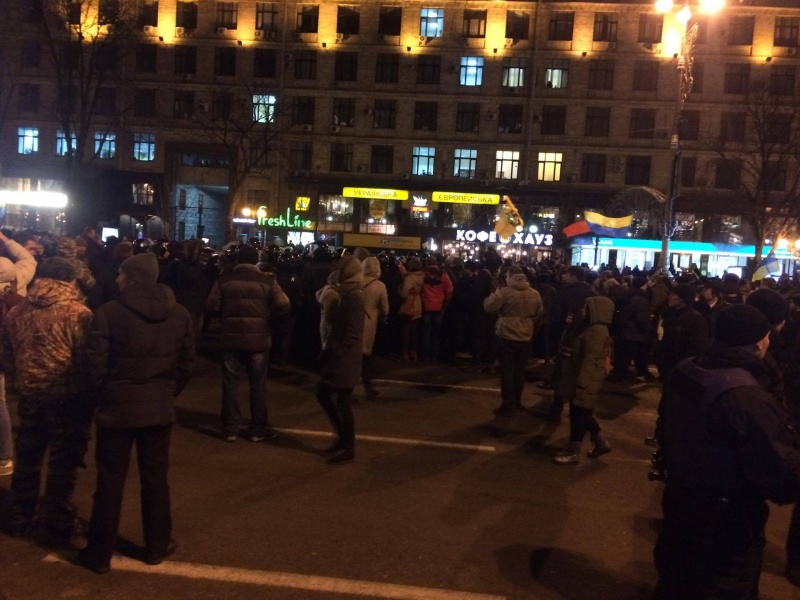 На Майдане произошли столкновения между представителями "Правого сектора" и полицией