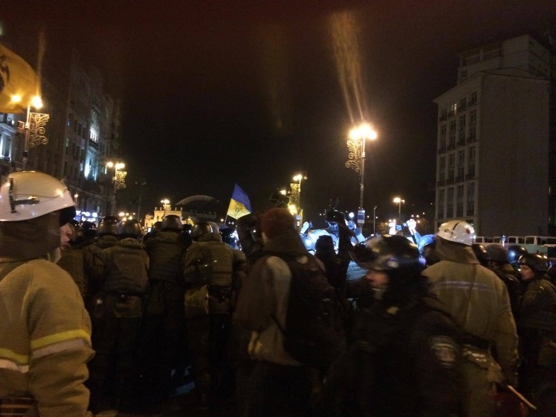 На Майдане произошли столкновения между представителями "Правого сектора" и полицией