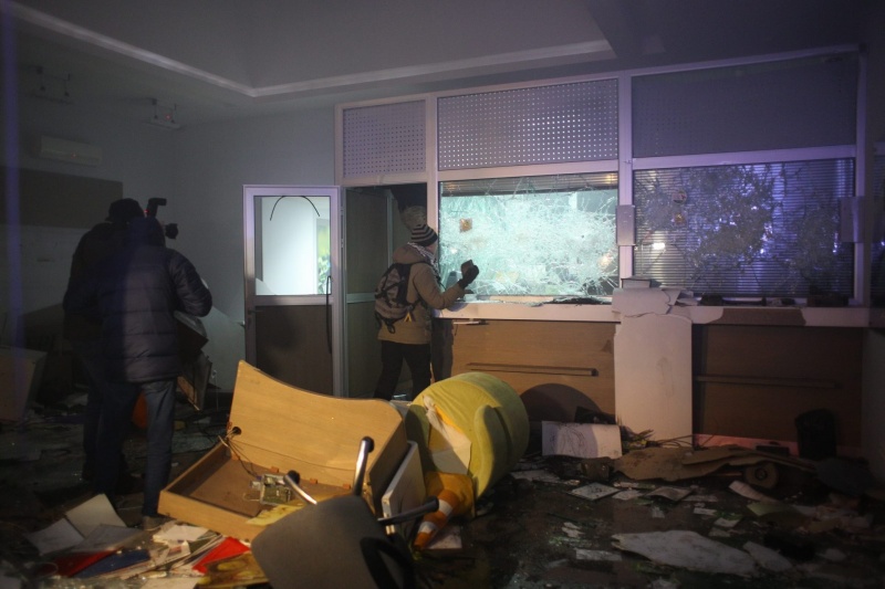 Представители правых организаций разгромили офис Медведчука и отделение "Сбербанка России"