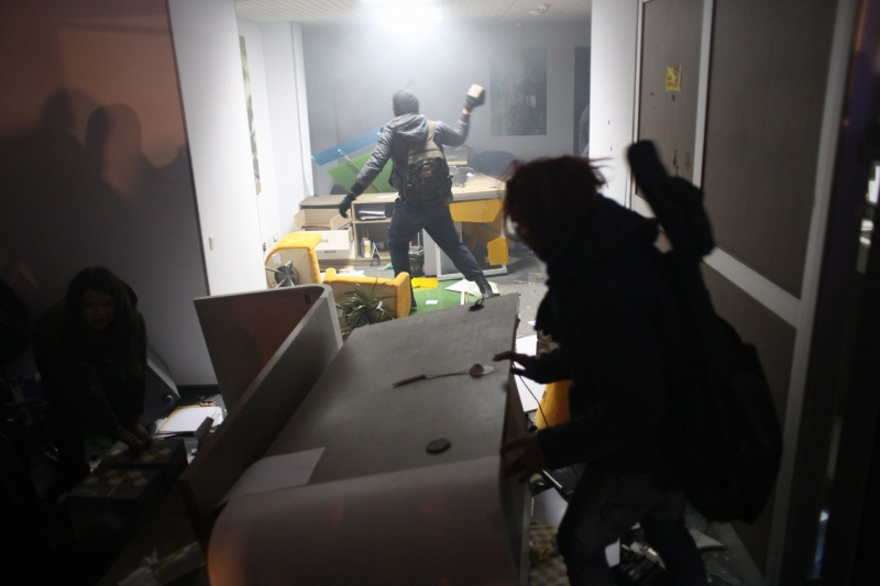 Представители правых организаций разгромили офис Медведчука и отделение "Сбербанка России"