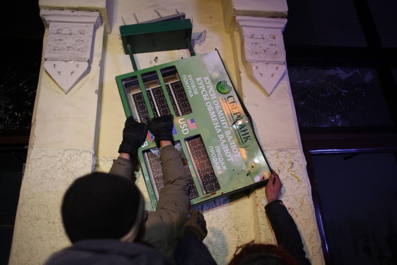 Представители правых организаций разгромили офис Медведчука и отделение "Сбербанка России"