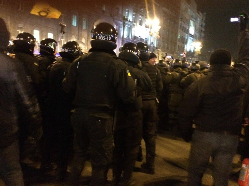 На Майдане произошли столкновения между представителями "Правого сектора" и полицией