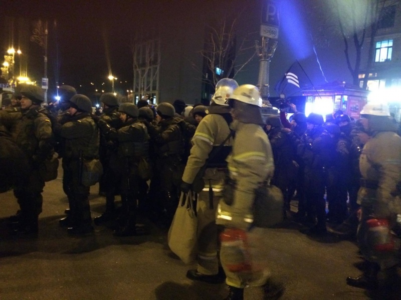 На Майдане произошли столкновения между представителями "Правого сектора" и полицией