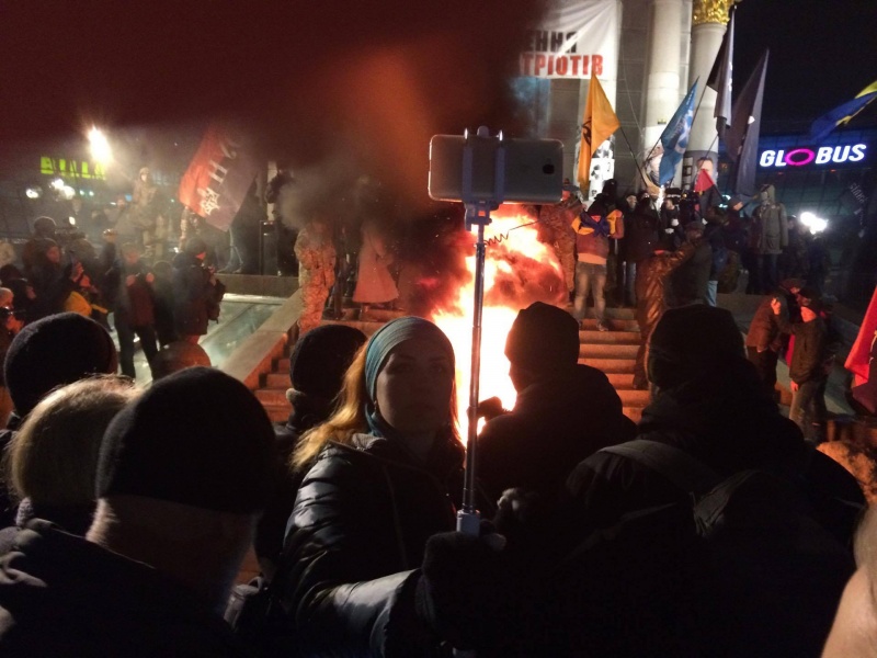 На Майдане произошли столкновения между представителями "Правого сектора" и полицией