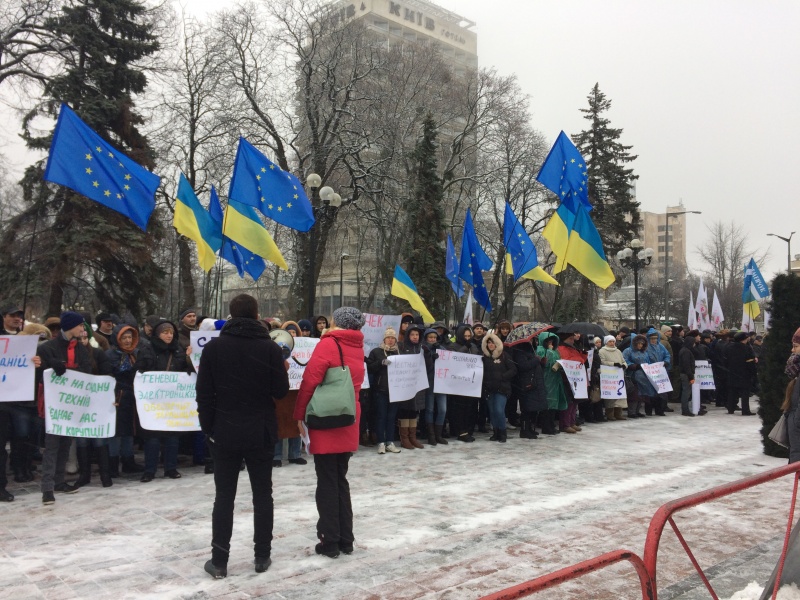 На акциях протеста под Радой собралось порядка 500 человек