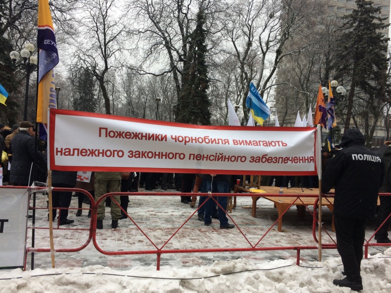 На акциях протеста под Радой собралось порядка 500 человек