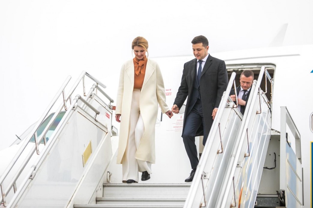 Невероятная: Елена Зеленская восхитила новым элегантным нарядом в светлых тонах