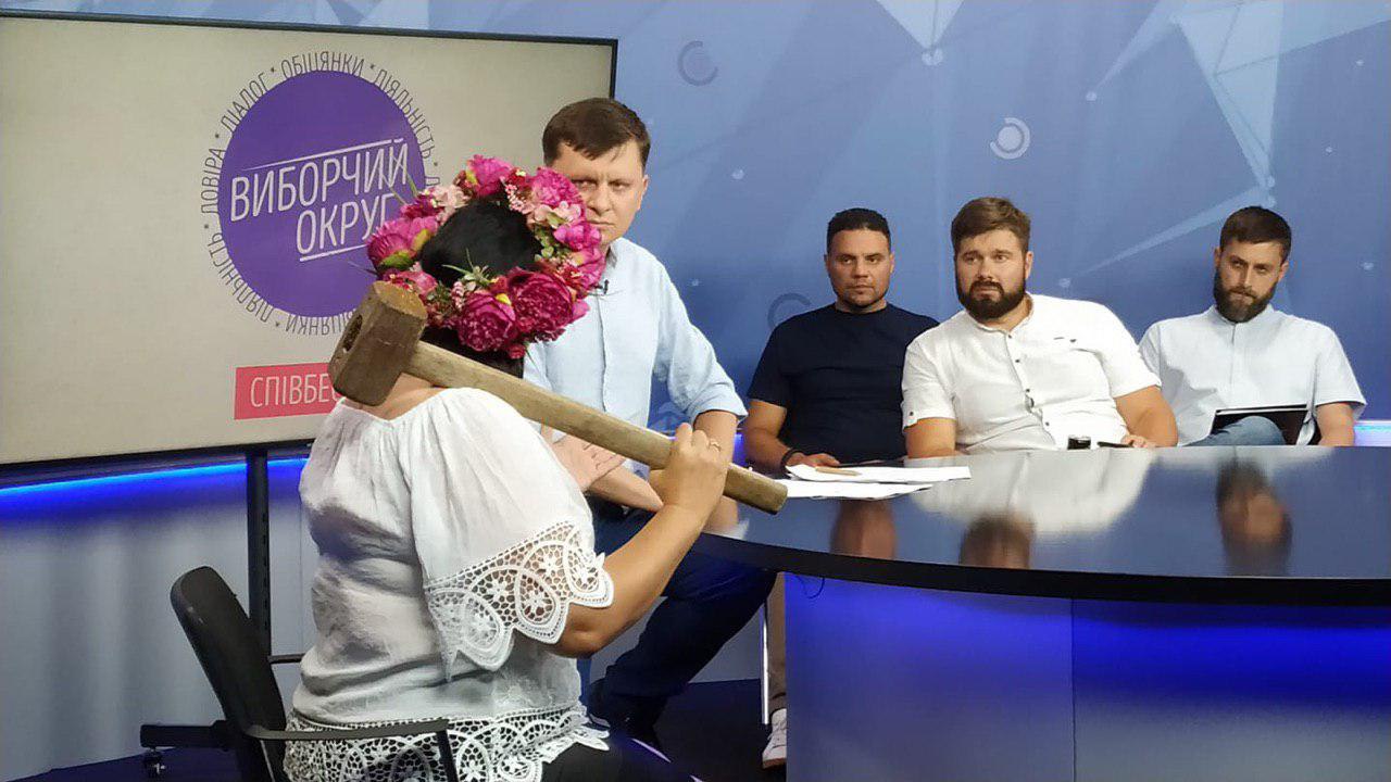 Напугать олигархат: кандидат в нардепы пришла на эфир с кувалдой (видео)