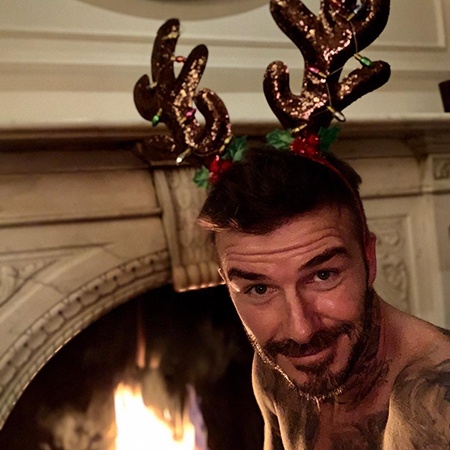 Поход в "Диснейленд" и оленьи рога: как западные звезды отметили Рождество 2018