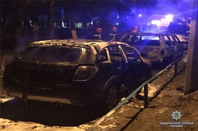 У Києві вночі невідомі підпалили два автомобілі