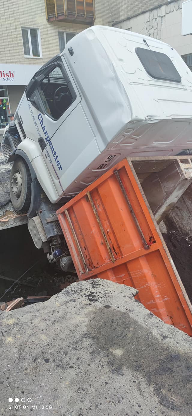 В центре Житомира под асфальт провалился грузовик: фото инцидента