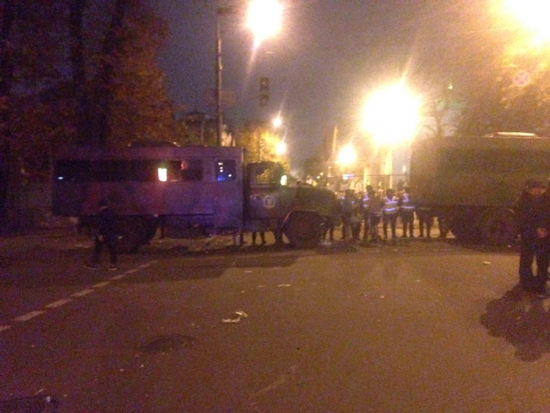 Правоохранители сняли кордон с митингующих возле отеля "Киев"