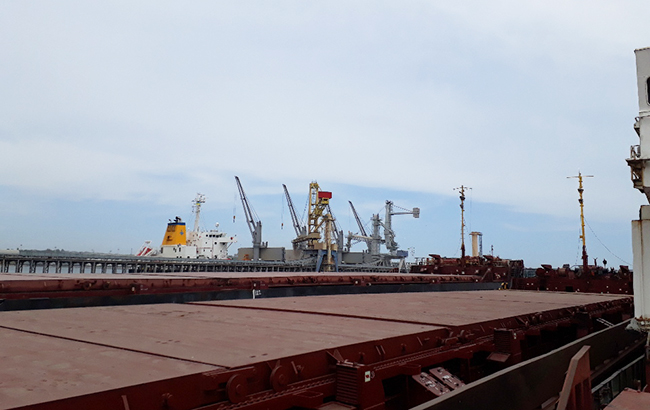 Украина выставила на торги арестованный за долги российский сухогруз