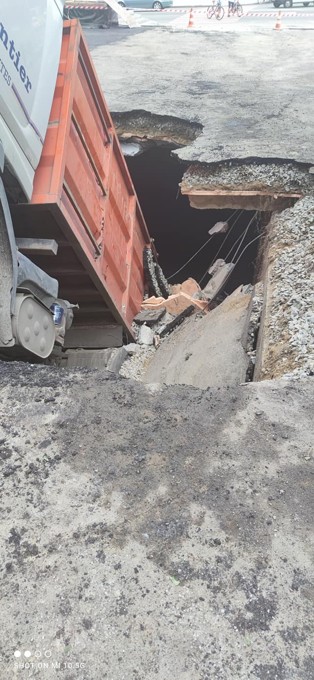 В центре Житомира под асфальт провалился грузовик: фото инцидента