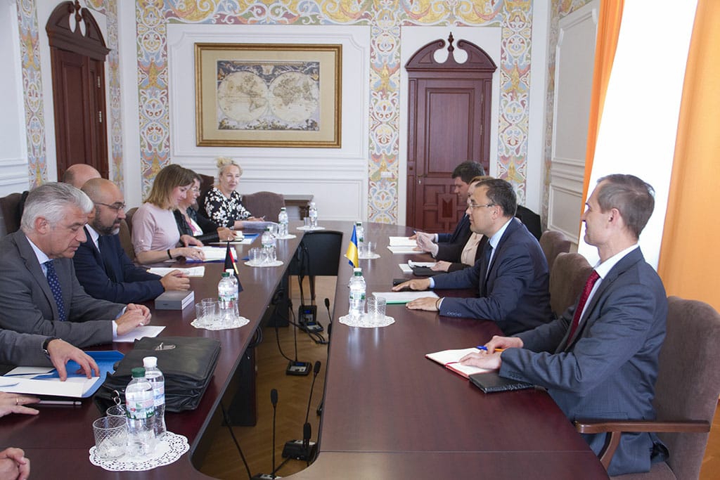 Україна просить Німеччину не визнавати російські паспорти мешканців Донбасу