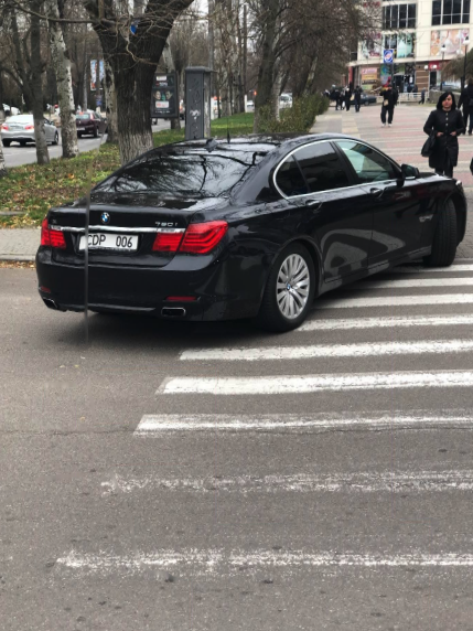 Немного нарушала: в Херсоне заметили авто посла Германии, припаркованное на "зебре" (фото)