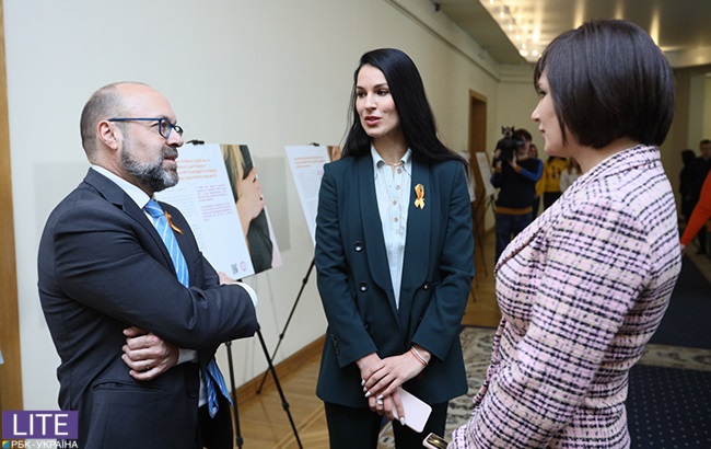 Маша Ефросинина показала сдержанный деловой образ в синих тонах на выставке "16 дней против гендерного насилия"